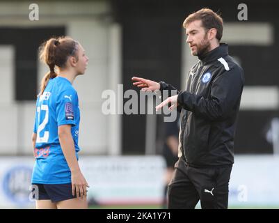 James Gibson Manager von Billericay Town hat während der FA Women's National League Plate Fußballmatte mit Beau Parker von Billericay Town Women gesprochen Stockfoto