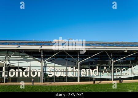 London Southend Airport, Essex, Großbritannien. 31. Oktober 2022. Der Londoner Flughafen Southend hat sich schwer getan, seine Passagierzahlen vor Covid wieder zu erreichen, da nur eine Fluggesellschaft – easyJet – die Sommersaison mit Flügen zu nur drei Zielen wieder aufnehmen kann, die heute für den Winter nicht mehr verfügbar sind. Nach dem heutigen Flugbetrieb wird der Flughafen bis zur Rückkehr von easyJet Ende März 2023 keine Linienflüge mehr haben. Die Ankunft und Abfahrt am Morgen nach Malaga ist das letzte Ziel, mit Verbindungen nach Faro und Palma de Mallorca, die später in Betrieb sind. Modernes Terminalgebäude mit Flughafennamen Stockfoto