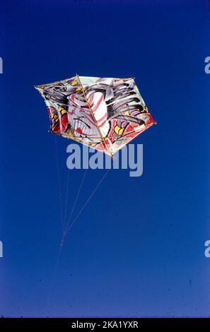 Das Kite Festival wird seit 1989 in der Stadt Ahmedabad im Rahmen des International Kite Festival gefeiert, das offizielle Feier von Uttarayan ist und Drachenmeister und Flugblätter bringt. Das Festival von Uttarayan markiert den Tag, an dem der Winter nach dem Indianischen Kalender in den Sommer übergeht. Uttarayan begrüßt Ernte, Wohlstand und Hoffnung. Stockfoto