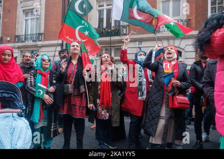 Anhänger von Pakistan Tehreek-e-Insaf kommen im Avenfield House an, wo Nawaz Sharif, der ehemalige Priminster von Pakistan, residiert, um gegen Th zu protestieren Stockfoto