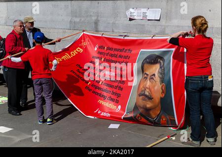 London, Großbritannien. 1.Mai 2013. Eine Gruppe von Aktivisten sammelt ein Banner mit Stalin, um sich auf eine Kundgebung am 1. Mai auf dem Londoner Trafalgar Square vorzubereiten. Stockfoto