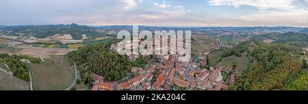 Panorama-Drohnenbild des Castello Cereseto im Piemont am Abend im Sommer Stockfoto