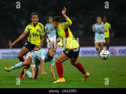 Navi Mumbai, Indien. 30. Oktober 2022. Olaya Enrique (2., L) aus Spanien wetteiferte um den Ball während des FIFA U17 Frauen-Fußball-WM-Finales zwischen Kolumbien und Spanien in Navi Mumbai, Indien, am 30. Oktober 2022. Quelle: Javed Dar/Xinhua/Alamy Live News Stockfoto