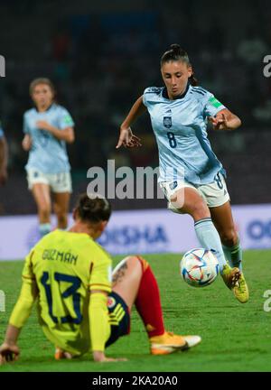 Navi Mumbai, Indien. 30. Oktober 2022. Olaya Enrique (R) aus Spanien kontrolliert den Ball während des FIFA U17 Frauen-Fußball-WM-Finales zwischen Kolumbien und Spanien in Navi Mumbai, Indien, am 30. Oktober 2022. Quelle: Javed Dar/Xinhua/Alamy Live News Stockfoto