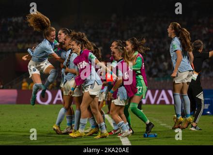 Navi Mumbai, Indien. 30. Oktober 2022. Die spanischen Spieler feiern nach dem Gewinn des FIFA U17 Frauen-Fußball-Weltcupfinales zwischen Kolumbien und Spanien in Navi Mumbai, Indien, am 30. Oktober 2022. Quelle: Javed Dar/Xinhua/Alamy Live News Stockfoto