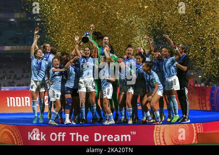 Navi Mumbai, Indien. 30. Oktober 2022. Spanische Teammitglieder feiern auf dem Podium bei der Verleihung der FIFA U17-Fußballweltmeisterschaft der Frauen in Navi Mumbai, Indien, am 30. Oktober 2022. Quelle: Javed Dar/Xinhua/Alamy Live News Stockfoto