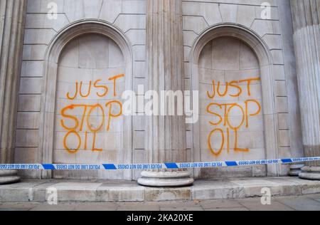 London, Großbritannien. 31.. Oktober 2022. Aktivisten von Just Stop Oil sprühten orangene Farbe auf die Bank of England und besprühten die Fassade mit Botschaften, während sie ihre Proteste fortsetzen und die Regierung auffordern, keine neuen Lizenzen für fossile Brennstoffe mehr auszugeben. Kredit: Vuk Valcic/Alamy Live Nachrichten Stockfoto