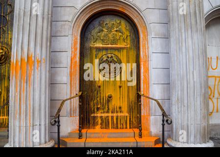 London, Großbritannien. 31.. Oktober 2022. Aktivisten von Just Stop Oil sprühten orangene Farbe auf die Bank of England und besprühten die Fassade mit Botschaften, während sie ihre Proteste fortsetzen und die Regierung auffordern, keine neuen Lizenzen für fossile Brennstoffe mehr auszugeben. Kredit: Vuk Valcic/Alamy Live Nachrichten Stockfoto