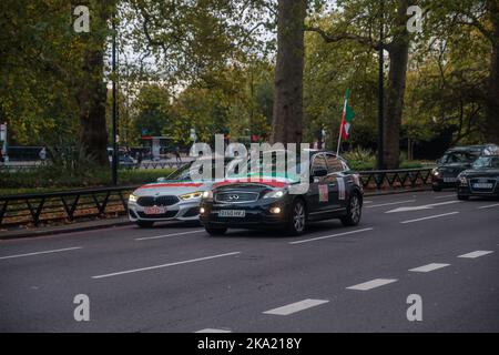 Kleinere iranische Proteste dauern bis zum Wochenende in ganz London an, wobei eine Handvoll auf dem Trafalgar Square mit gefälschtem Blut bedeckt ist und viele durch Lo fahren Stockfoto