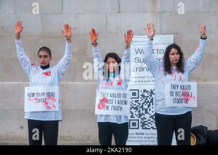 Kleinere iranische Proteste dauern bis zum Wochenende in ganz London an, wobei eine Handvoll auf dem Trafalgar Square mit gefälschtem Blut bedeckt ist und viele durch Lo fahren Stockfoto