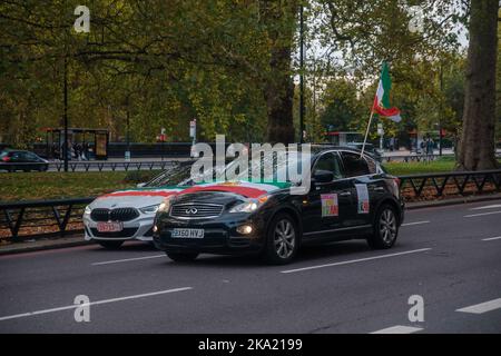 Kleinere iranische Proteste dauern bis zum Wochenende in ganz London an, wobei eine Handvoll auf dem Trafalgar Square mit gefälschtem Blut bedeckt ist und viele durch Lo fahren Stockfoto