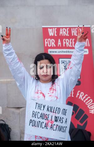 Kleinere iranische Proteste dauern bis zum Wochenende in ganz London an, wobei eine Handvoll auf dem Trafalgar Square mit gefälschtem Blut bedeckt ist und viele durch Lo fahren Stockfoto