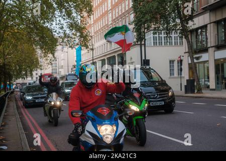 Kleinere iranische Proteste dauern bis zum Wochenende in ganz London an, wobei eine Handvoll auf dem Trafalgar Square mit gefälschtem Blut bedeckt ist und viele durch Lo fahren Stockfoto