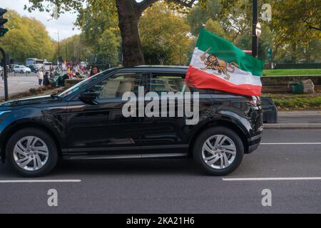 Kleinere iranische Proteste dauern bis zum Wochenende in ganz London an, wobei eine Handvoll auf dem Trafalgar Square mit gefälschtem Blut bedeckt ist und viele durch Lo fahren Stockfoto