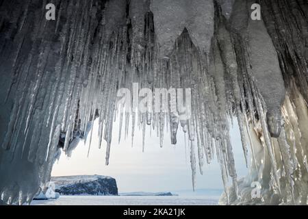 Baikalsee im Winter, Eishöhle, Sibirien, Russland Stockfoto