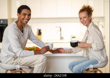 Glückliches junges Paar die Zeit zu Hause. Stockfoto