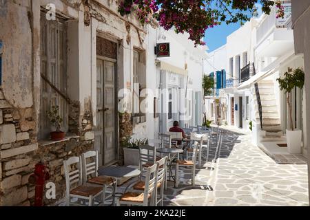 Parikia auf der Insel Paros, Stühle und Tische eines Cafés im Schatten Stockfoto