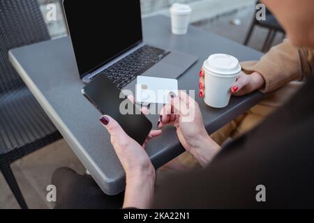 Zwei Frauen diskutieren, wie man sich über ein mobiles Netzwerk mit dem Internet verbindet Stockfoto