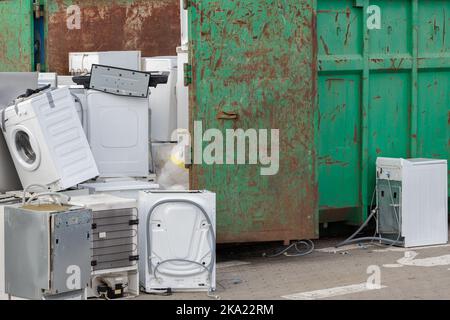 Ein Haufen gebrauchter Haushaltsgeräte, Nahaufnahme. Elektronische Geräte auf einer Deponie Stockfoto