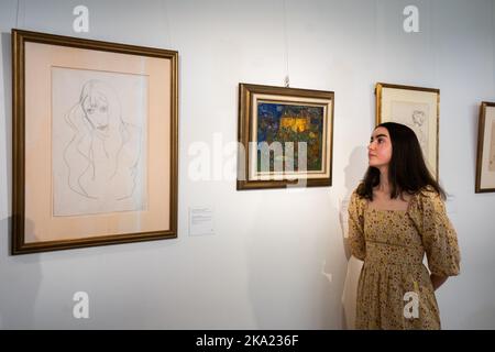 London, Großbritannien. 31. Oktober 2022. EGON SCHIELE, L-R Frauenbildnis- Wally (Portrait of a Woman ) Ansicht des Schlosses Neulengbach Bonhams beherbergt eine große Ausstellung von Arbeiten auf Papier von Egon Schiele (1890-1918, die aus den kritischen Jahren des Künstlers von 1910 und 1910 stammen). .Credit: amer ghazzal/Alamy Live News Stockfoto