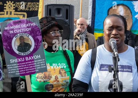 London, Großbritannien. 29.. Oktober 2022. Adama Jalloh, Schwester von Sheku Bayoh, spricht auf dem Trafalgar Square vor der jährlichen Prozession der United Families & Friends Campaign (UFFC) zur Downing Street, in Erinnerung an Familienmitglieder und Freunde, die in Polizeigewahrsam, im Gefängnis, in Immigrationshaft oder in sicheren psychiatrischen Krankenhäusern starben. Sheku Bayoh, 31, starb am 3. Mai 2015, nachdem neun Polizisten in Kirkcaldy mit Hilfe von Sprays, Schlagstöcken und Handschellen zur Entmündigung gefesselt worden waren. Seit 19 gab es 1.838 Todesfälle in Polizeigewahrsam oder anderweitig nach Kontakt mit der Polizei in England und Wales Stockfoto