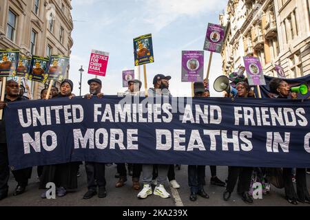 London, Großbritannien. 29.. Oktober 2022. Prosper Kaba und Helen Lumuanganu, Vater und Mutter von Chris Kaba, schließen sich den Aktivisten der United Families & Friends Campaign (UFFC) zu ihrer jährlichen Prozession zum Gedenken an Familienmitglieder und Freunde an, die in Polizeigewahrsam, im Gefängnis, in Immigrationshaft oder in sicheren psychiatrischen Krankenhäusern starben. UFFC wurde 1997 als ein Unterstützungsnetzwerk schwarzer Familien gegründet, umfasst aber jetzt die Familien und Freunde von Menschen mit unterschiedlichem ethnischem und kulturellem Hintergrund. Es gab 1.838 Todesfälle in Polizeigewahrsam oder anderweitig nach Kontakt mit der Polizei Stockfoto