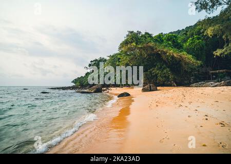 Wunderschöner Strand. Blick auf den schönen tropischen Sandstrand mit grünen Kokospalmen. Urlaubs- und Urlaubskonzept. Tropischer Strand im Hintergrund b Stockfoto