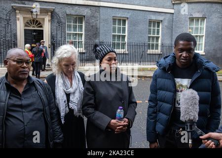 London, Großbritannien. 29.. Oktober 2022. Nkama Lumuanganu (c), Mutter von Chris Kaba, wird interviewt, nachdem die United Families & Friends Campaign (UFFC) Briefe an die Downing Street 10 überreicht hatte, nachdem sie ihre jährliche Prozession zum Gedenken an Familienmitglieder und Freunde, die in Polizeigewahrsam, im Gefängnis, in Einwanderungshaft oder in sicheren psychiatrischen Krankenhäusern starben, begangen hatte. Chris Kaba, 24, der kein Polizeiverdächtiger war, wurde am 5. September 2022 von einem Polizeifeuerwaffenoffizier in einer Wohnstraße in Streatham getötet. Es gab 1.838 Todesfälle in Polizeigewahrsam oder anderweitig nach Kontakt mit der Polizei Stockfoto