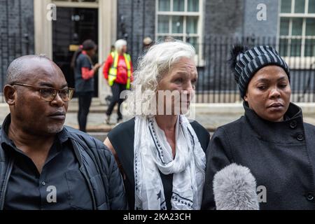 London, Großbritannien. 29.. Oktober 2022. Prosper Kaba (l.) und Nkama Lumuanganu (r.), Vater und Mutter von Chris Kaba, Und Carole Duggan (c), Tante von Mark Duggan, werden interviewt, nachdem die United Families & Friends Campaign (UFFC) Briefe an die Downing Street 10 überreicht hat, nachdem sie ihre jährliche Prozession zum Gedenken an Familienmitglieder und Freunde, die in Polizeigewahrsam, im Gefängnis, in Immigrationshaft oder in sicheren psychiatrischen Krankenhäusern starben, begangen hat. Chris Kaba, 24, der kein Polizeiverdächtiger war, wurde am 5. September 2022 von einem Polizeifeuerwaffenoffizier in einer Wohnstraße in Streatham getötet. Es gab 1.838 Stockfoto