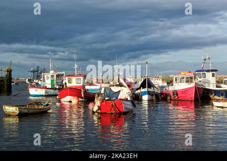 In Paddy's Hole, einem kleinen, sicheren Hafen am südlichen Ufer der Tees-Mündung, vertäut eine Reihe kleiner Fischerboote Stockfoto