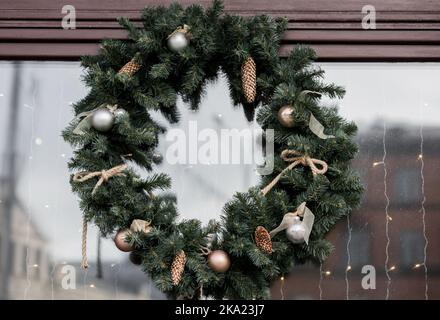 Schöner weihnachtskranz mit künstlichen Ornamenten verziert. Dekorationskonzept für Weihnachten und Neujahr Stockfoto