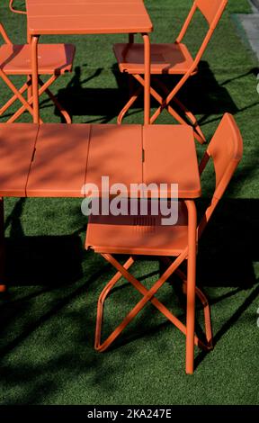 Leerer roter Tisch mit Stuhl. Restaurantcafé mit Stahltischen Stockfoto