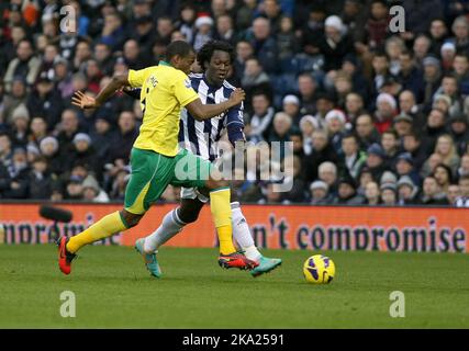 22.. Dezember 2012 - Barclays Premiership - West Bromwich Albion vs. Norwich City - Romelu Lakuku aus West Bromwich Albion versucht, sich von Sebastien Bassong aus Norwich City zu lösen - Foto: Paul Roberts/Pathos. Stockfoto