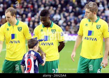 22.. Dezember 2012 - Barclays Premiership - West Bromwich Albion vs. Norwich City - Alexander Tetty von Norwich City sieht bedrückt aus, als er sich mit einem Maskottchen, das Geweih trägt, die Hände schüttelt - Foto: Paul Roberts/Pathos. Stockfoto