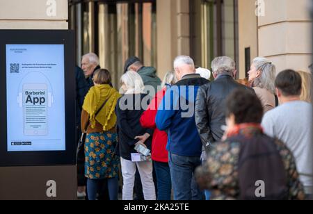 Potsdam, Deutschland. 31. Oktober 2022. Zahlreiche Besucher stehen morgens vor dem Eingang des Museums Barberini. Eine gute Woche nach dem Kartoffelstampfer-Angriff von Klimaaktivisten auf ein wertvolles Gemälde von Claude Monet wurde das Museum Barberini in Potsdam am Montagmorgen wieder eröffnet. Quelle: Monika Skolimowska/dpa/Alamy Live News Stockfoto