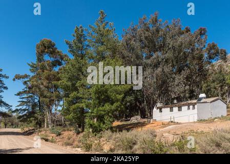 KOUE BOKKEVELD, SÜDAFRIKA - SEP 9, 2022: Farm Worker House auf der Straße R303 in der Region Koue Bokkeveld in der Provinz Western Cape Stockfoto