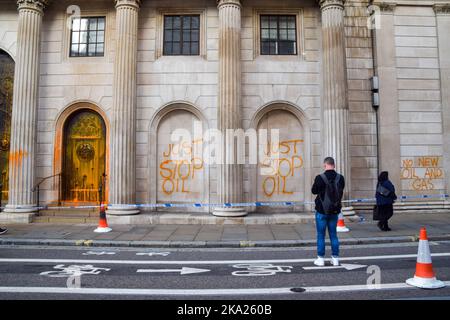 London, Großbritannien. 31.. Oktober 2022. Aktivisten von Just Stop Oil sprühten orangene Farbe auf die Bank of England und besprühten die Fassade mit Botschaften, während sie ihre Proteste fortsetzen und die Regierung auffordern, keine neuen Lizenzen für fossile Brennstoffe mehr auszugeben. Kredit: Vuk Valcic/Alamy Live Nachrichten Stockfoto