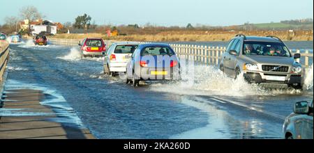 Hochwasser in Blackwater und Colne deckt Strood Causeway Essex Festlandstraße Verbindung zum West Mersea Insel Stadt & East Mersea Dorf Großbritannien Stockfoto