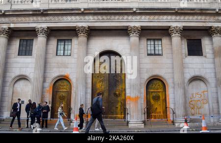 London, Großbritannien. 31.. Oktober 2022. Aktivisten von Just Stop Oil sprühten orangene Farbe auf die Bank of England und besprühten die Fassade mit Botschaften, während sie ihre Proteste fortsetzen und die Regierung auffordern, keine neuen Lizenzen für fossile Brennstoffe mehr auszugeben. Kredit: Vuk Valcic/Alamy Live Nachrichten Stockfoto