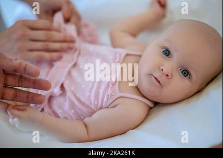 Chirurg überprüft die Beine des Babys auf Dysplasie Stockfoto