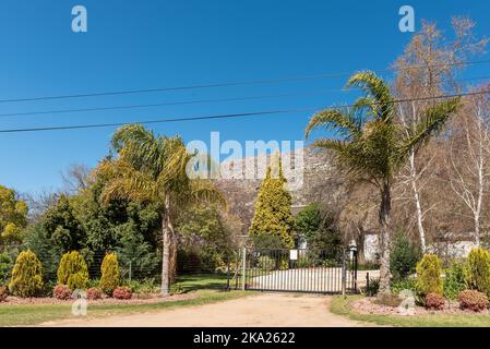 KOUE BOKKEVELD, SÜDAFRIKA - SEP 9, 2022: Eingang zu einem Bauernhaus an der Straße R303 in der Region Koue Bokkeveld in der Provinz Western Cape Stockfoto