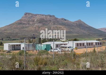 KOUE BOKKEVELD, SÜDAFRIKA - SEP 9, 2022: Die Voorsorg Primary School an der Straße R303 in der Region Koue Bokkeveld in der Provinz Western Cape Stockfoto