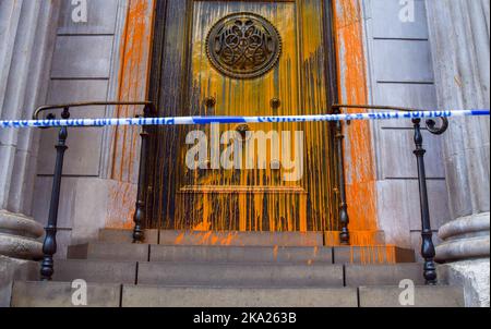 London, Großbritannien. 31.. Oktober 2022. Aktivisten von Just Stop Oil sprühten orangene Farbe auf die Bank of England und besprühten die Fassade mit Botschaften, während sie ihre Proteste fortsetzen und die Regierung auffordern, keine neuen Lizenzen für fossile Brennstoffe mehr auszugeben. Kredit: Vuk Valcic/Alamy Live Nachrichten Stockfoto