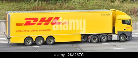Seitenansicht DHL MAN LKW Marke & Anhänger ein internationaler Kurier Paket Lieferung Express Mail Logistik Supply Chain Business uk Autobahn Straße Stockfoto