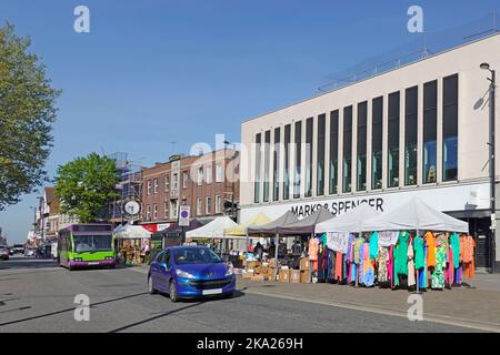 Brentwood Essex Shopping High Street Szene Markt Stall Händler auf dem Bürgersteig vor Marks und Spencers Einzelhandel Geschäftsräume & Straßenverkehr Großbritannien Stockfoto