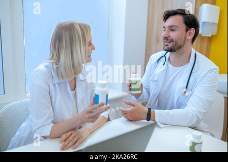 Medizinisches Fachpersonal, das an der Diskussion über Vitamine beteiligt ist Stockfoto