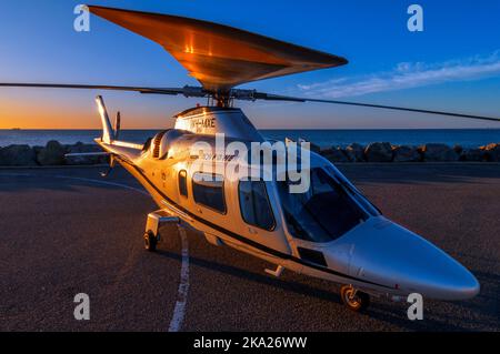 Agusta 109 'Power' Executive-Hubschrauber bei Sonnenuntergang Stockfoto