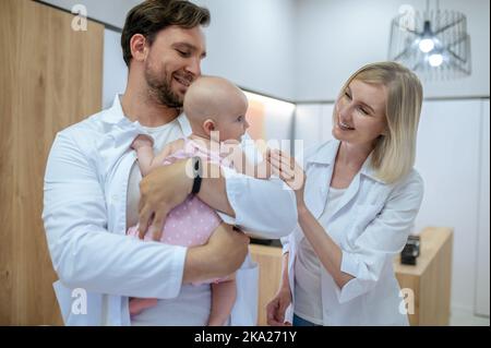 Erfahrene Kinderärzte überprüfen die Reflexe des Neugeborenen Stockfoto