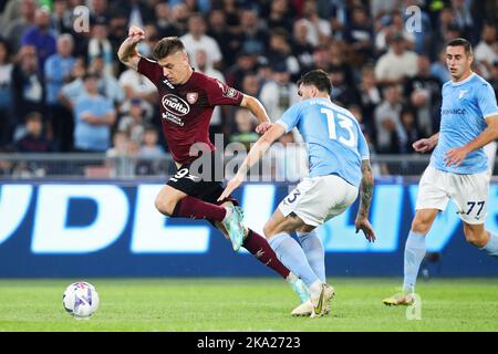 Krzysztof Piatek von Salernitana (L) im Einsatz unter dem Druck von Alessio Romagnoli von Latium (R) während der italienischen Meisterschaft Serie A Fußballspiel zwischen SS Lazio und US Salernitana am 30. Oktober 2022 im Stadio Olimpico in Rom, Italien - Foto Federico Proietti / DPPI Stockfoto