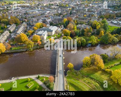Luftaufnahme der Otley Bridge über den Fluss Wharfe in Otley, West Yorkshire. Die Brücke, die die B6451 trägt, ist ein altes Denkmal Stockfoto